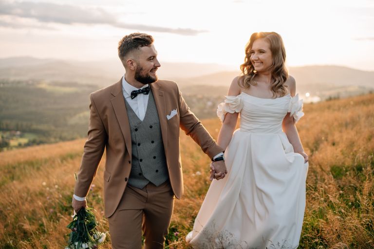 Sesja ślubna w wysokich trawach na Ochodzitej, widok na Beskidy