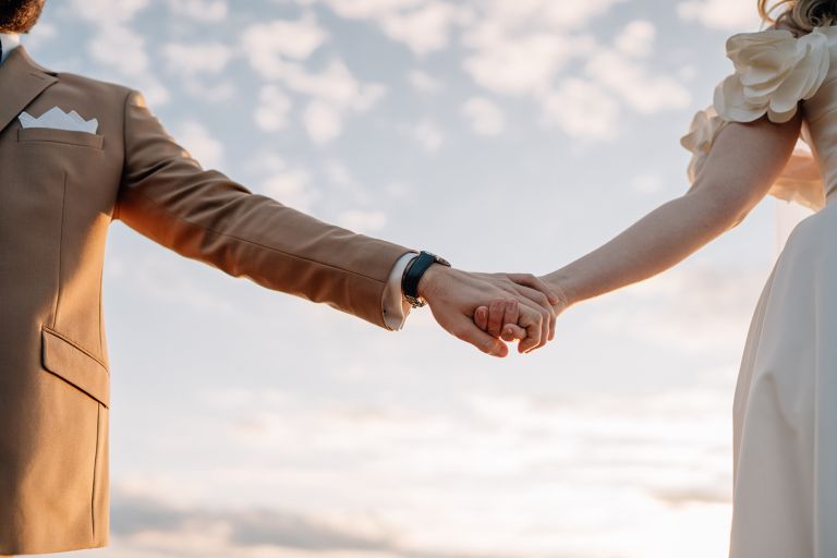 Zdjęcia ślubne o zachodzie słońca na Ochodzitej, naturalna para