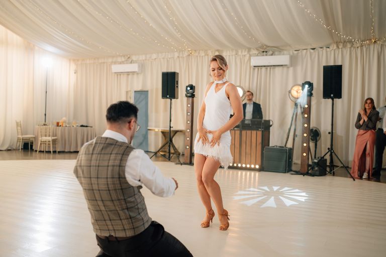 Reportaż ślubny Zatoka Bajka, naturalne emocje na parkiecie