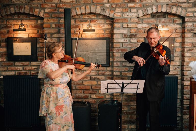 Iza i Adrian – gratulacje po ceremonii (kadr 13)