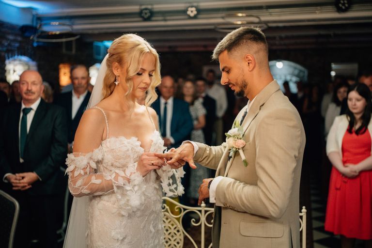 Iza i Adrian – reportaż ślubny w industrialnym wnętrzu (kadr 23)