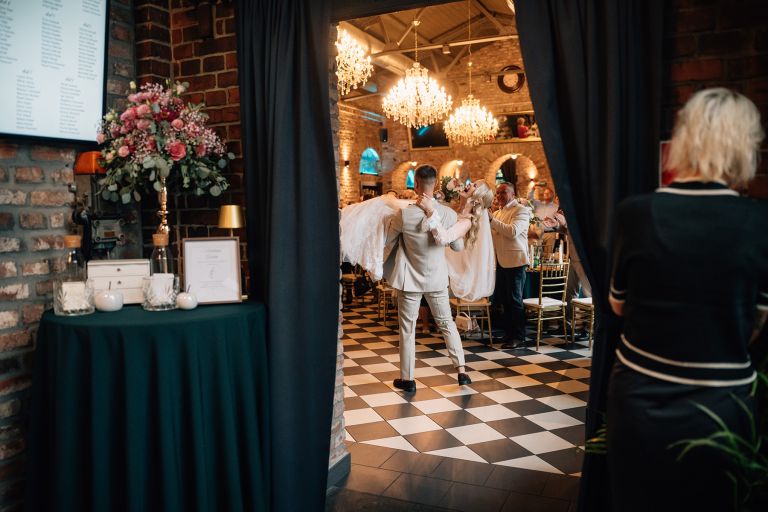 wesele w Szybie Bończyk – wejście w część weselną (kadr 38)