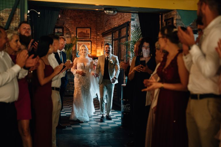 Iza i Adrian – reportaż ślubny na sali weselnej (kadr 41)