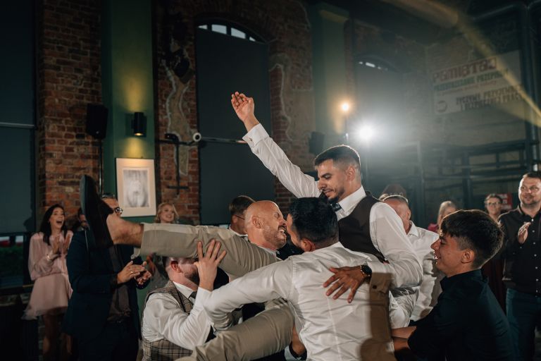 wesele w Szybie Bończyk – emocje na sali (kadr 73)