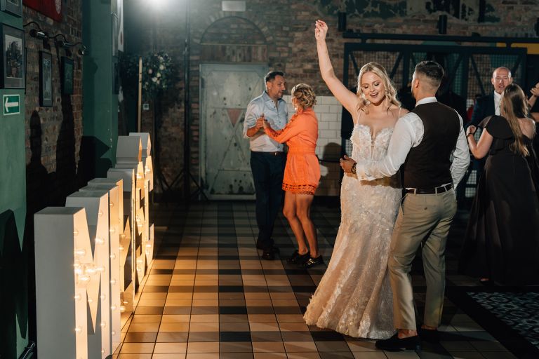 wesele w Szybie Bończyk – parkiet i światło (kadr 81)