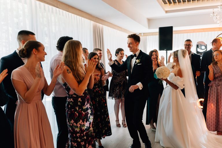 wesele Ostoja Garden w Brodach – portret pana młodego w plenerze