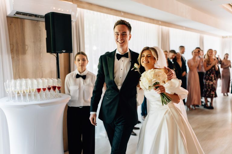 wesele Ostoja Garden w Brodach – para młoda w ogrodzie